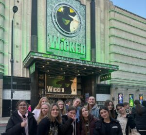 jigsaw-theatre-trip-to-see-wicked-a-night-of-magic-performing-arts
